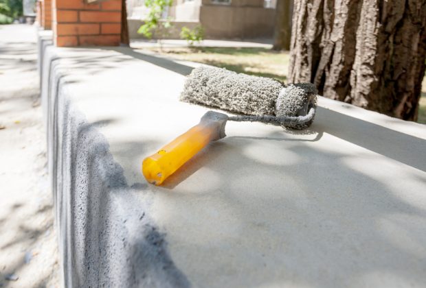 Malowanie płotu betonowego - 5 porad, jak zrobić to dobrze