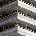 Producent bloczków betonowych – na co zwrócić uwagę przy wyborze materiałów budowlanych?