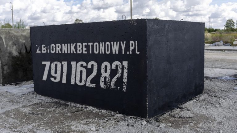 Szambo betonowe krok po kroku – wybór, wykop, montaż i spokój na lata